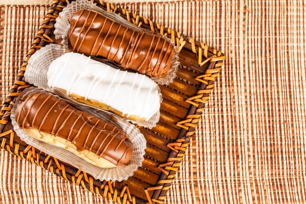 Eclairs de chocolate con relleno de chocolate