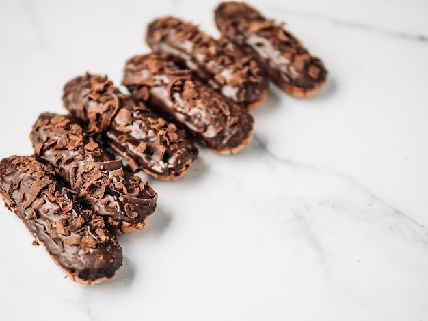 Foto eclairs de chocolate saludable copia espacio a la izquierda