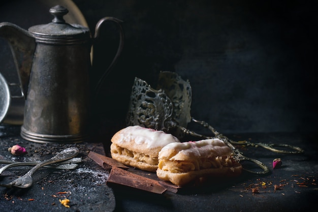 Eclairs com chocolate branco