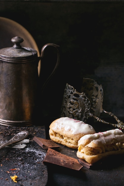 Eclairs com chocolate branco