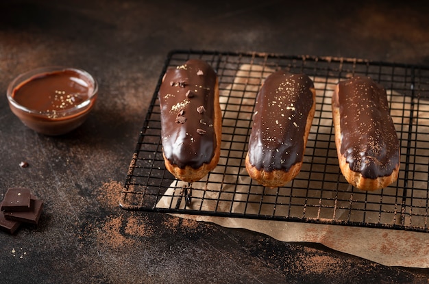 Eclairs com cobertura de chocolate