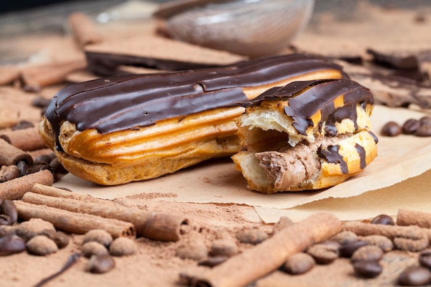 Eclairs de bolo de nata com recheio cremoso e sabor chocolate, eclair de nata com cobertura de chocolate com creme de chocolate cremoso