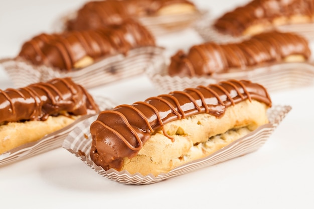 Éclairs de chocolate com recheio de chocolate