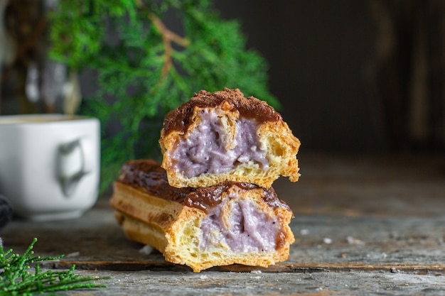 Éclairs de chocolate deliciosos na mesa