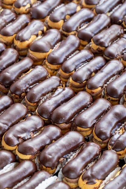 Eclairs de chocolate fundo de comida de perto