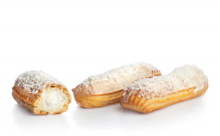 Eclairs de coco isolados no branco