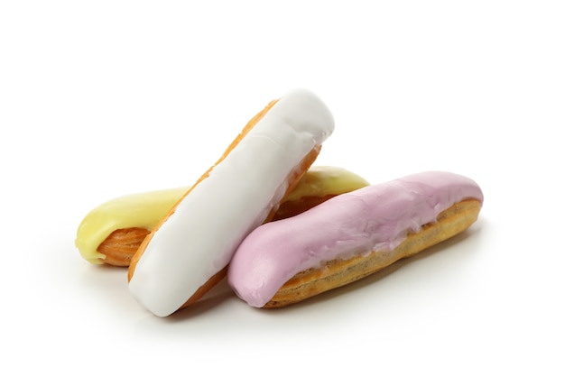 Eclairs deliciosos con natillas aislado sobre fondo blanco.