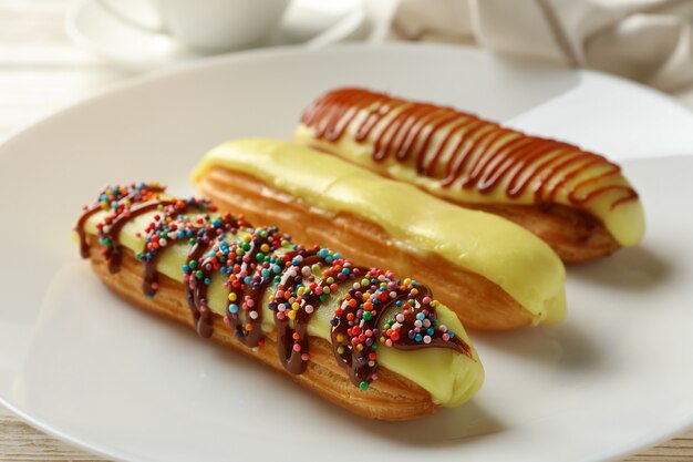 Eclairs deliciosos con natillas y deliciosa cobertura, cerrar