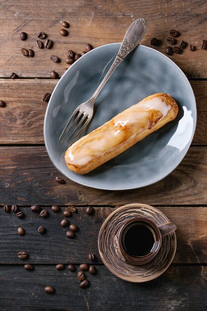 Eclairs do café sobre a madeira