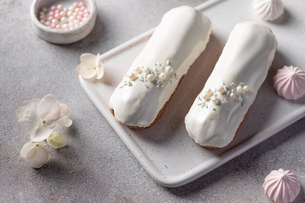 Eclairs franceses con cobertura de chocolate blanco