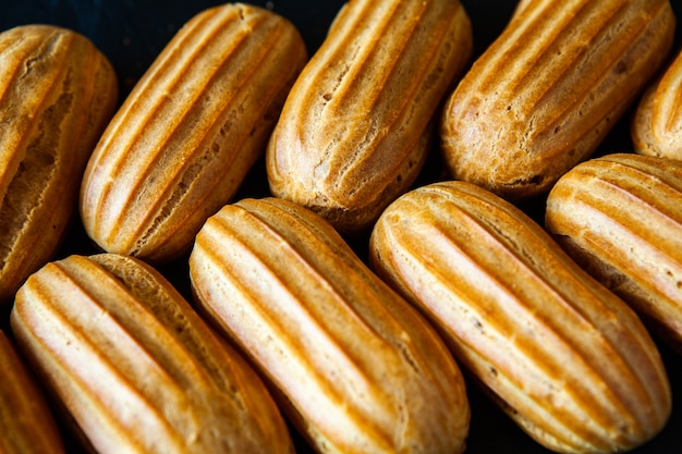 Eclairs franceses tradicionales con chocolate