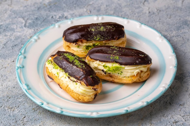 Eclairs franceses tradicionales con chocolate