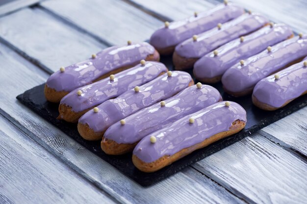 Eclairs gefüllt mit violettem Zuckerguss Ein kulinarisches Kunstwerk