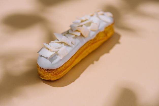 Eclairs con glaseado de vainilla de cerca