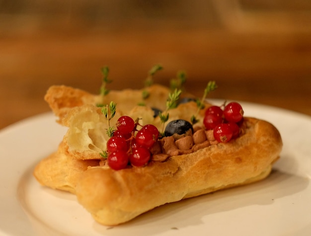 Eclairs jugosos y brillantes con sabor a caramelo de bayas y fresas.