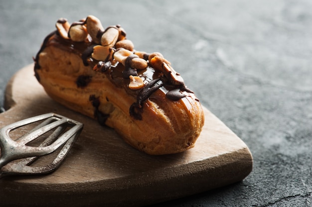 Eclairs con maní, glaseado de chocolate