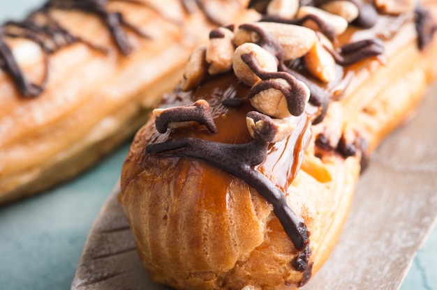 Eclairs con maní, glaseado de chocolate