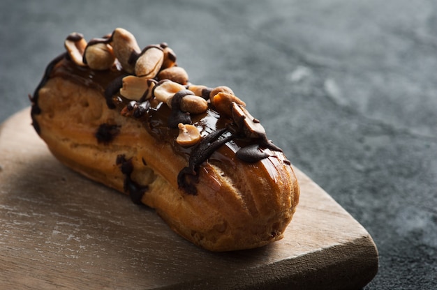 Eclairs mit Erdnüssen, Schokoladenglasur