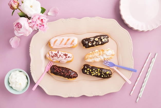 Eclairs mit Ganache und Toppings