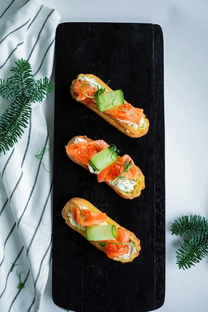 Eclairs mit Lachs, frischem Gemüse und Kräuter-Gourmet-Snacks