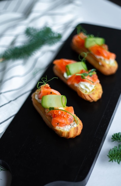 Eclairs mit Lachs, frischem Gemüse und Kräuter-Gourmet-Snacks