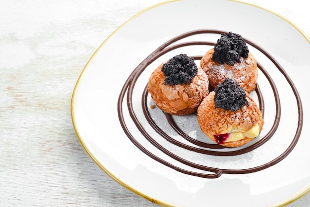 Eclairs mit Mohn und Sahne Draufsicht Freier Platz für Text