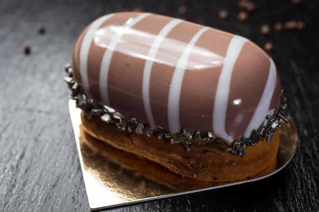 Eclairs mit Nüssen Gebrauter Teigkuchen