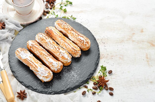 Eclairs mit Sahne. Backen. Ansicht von oben, freier Kopierplatz.