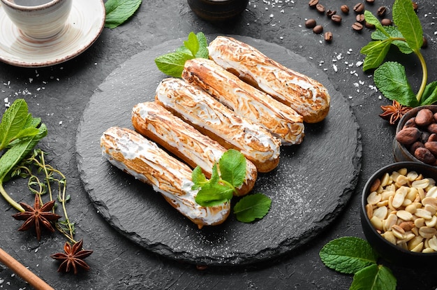 Foto eclairs mit sahne baking draufsicht kostenloser kopierraum