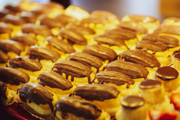 Eclairs mit Schokoladenglasur köstliches Schokoladen-Kuchen Ekler-Gebäck