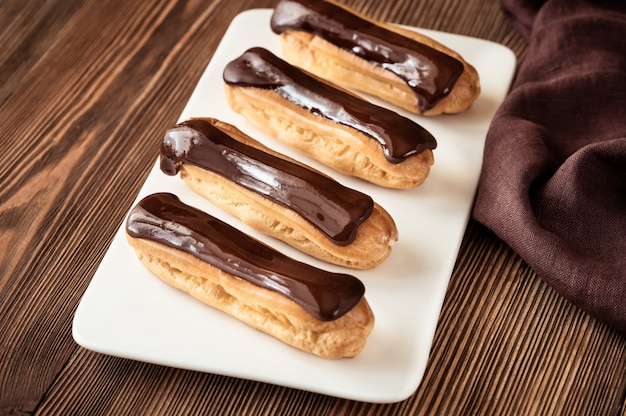 Eclairs mit Schokoladenüberzug