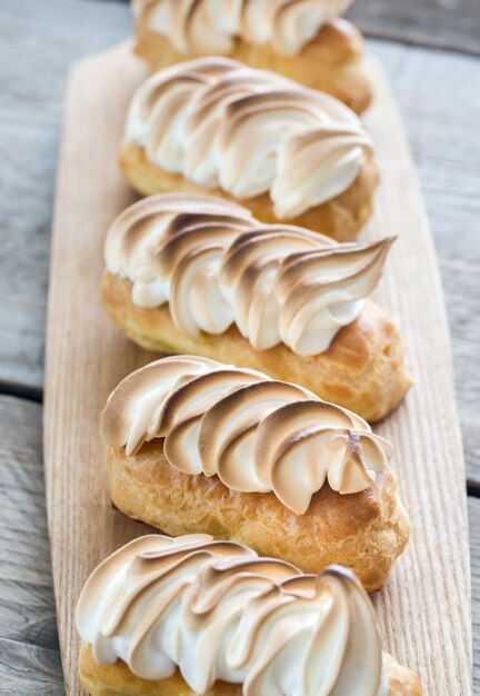 Eclairs mit Zitronenquark und Baiser