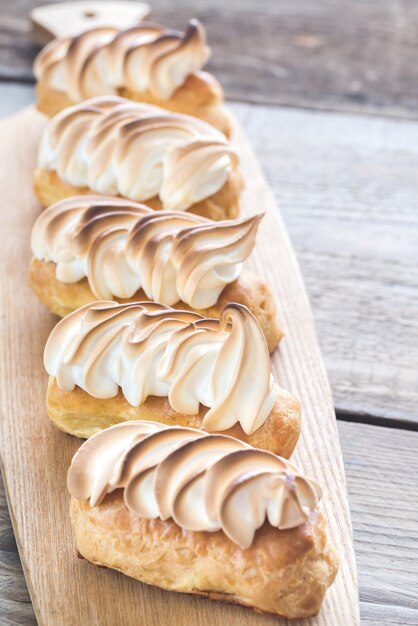 Eclairs mit Zitronenquark und Baiser