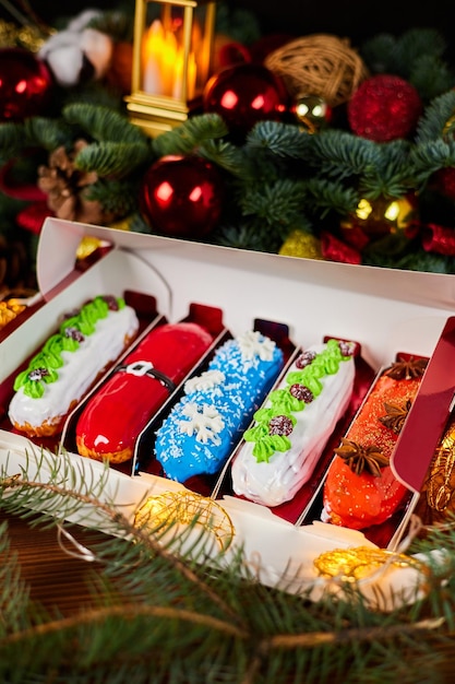 Eclairs navideños con rellenos de cereza y crema sobre un fondo de guirnaldas brillantes