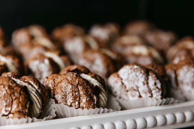 Eclairs pequeños con crema de vainilla y azúcar en polvo encima