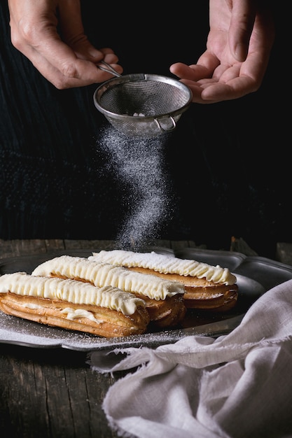 Eclairs en placa de metal