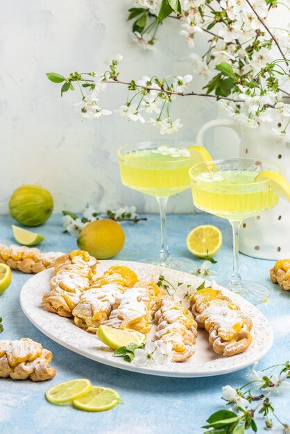 Foto eclairs de postre francés tradicional con topping de cuajada de limón limoncello licor de limón italiano menú del restaurante receta de libro de cocina dietético vista superior