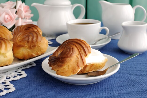 Eclairs con requesón y rellenos de proteínas en el contexto de un primer plano en una placa