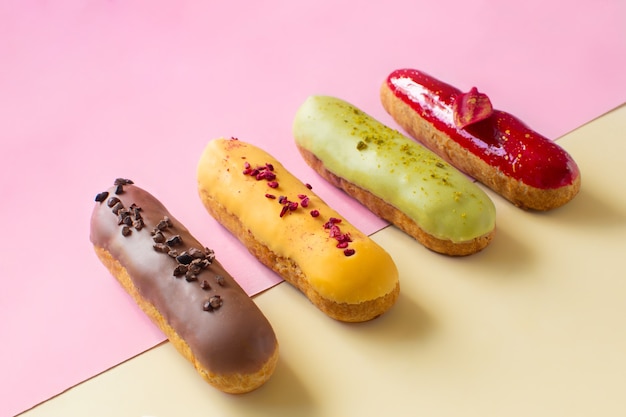 Éclairs saborosos em uma superfície colorida