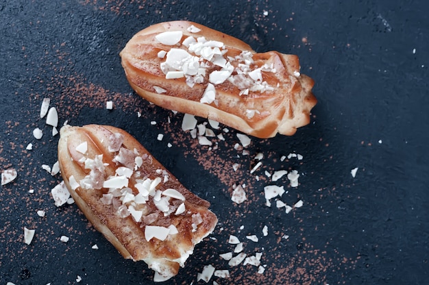 Eclairs saborosos na mesa