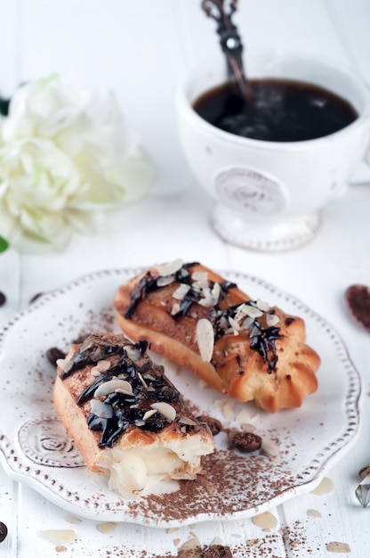 Eclairs sabrosos en la mesa