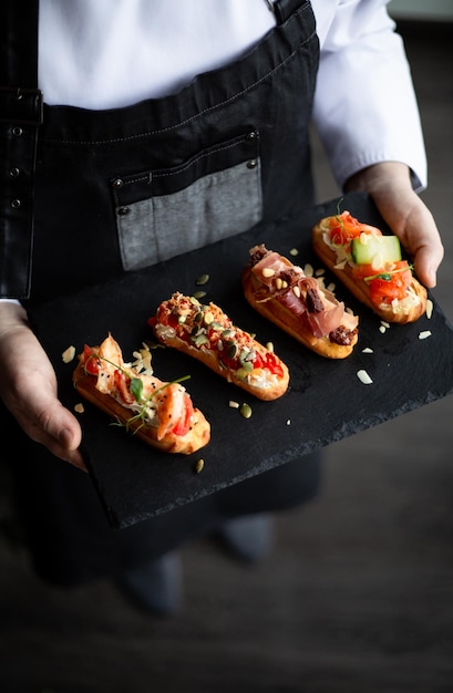 Foto eclairs con salmón verduras frescas y hierbas snacks gourmet