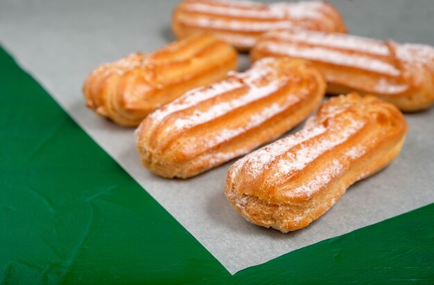 Eclairs sobre fondo verde