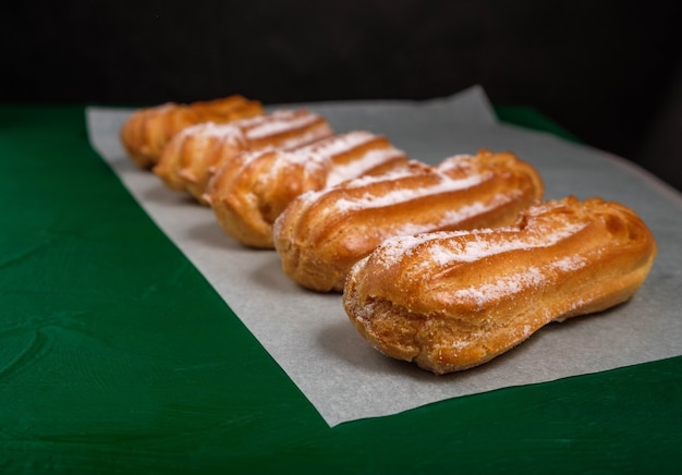 Eclairs sobre fondo verde