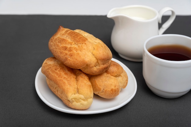 Eclairs y té con leche