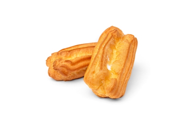 Eclairs tradicionales franceses sobre un fondo blanco.