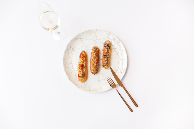 Eclairs con varios rellenos en un plato gris