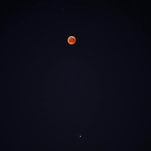 Eclipse da lua no céu noturno