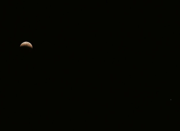 Eclipse de luna sangrienta del 28 de julio de 2018 acompañante con marte en el marco. El eclipse lunar más largo. Capturado en Israel