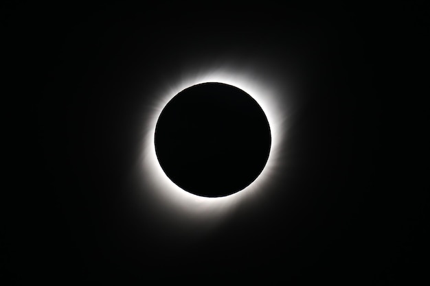 Eclipse solar contra el cielo por la noche